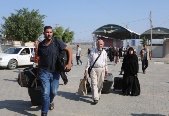   11月1日，人們?cè)诶诎都由骋粋?cè)準(zhǔn)備前往埃及。新華社發(fā)（哈立德·奧馬爾攝）