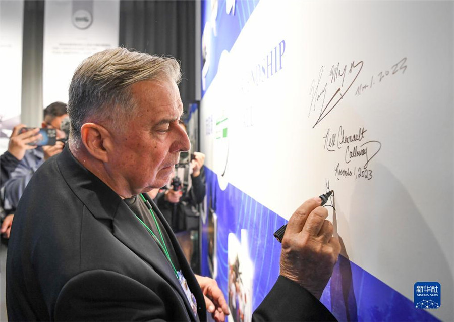 11月1日，美中航空遺產(chǎn)基金會(huì)主席格林在重慶史迪威博物館友誼墻上簽名。新華社記者 王全超 攝