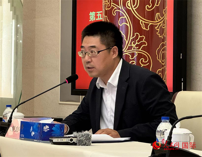 10月31日，歐美同學(xué)會(huì)副秘書(shū)長(zhǎng)滕劍峰在第五屆中法文化論壇媒體吹風(fēng)會(huì)上講話(huà)。（人民網(wǎng) 謝瑩攝）