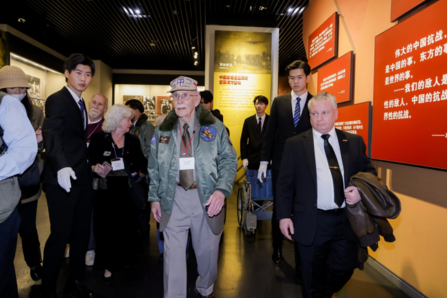 2023年10月30日，美國飛虎隊(duì)老兵梅爾·麥克馬倫一行參訪中國人民抗日戰(zhàn)爭(zhēng)紀(jì)念館。中國人民對(duì)外友好協(xié)會(huì)供圖