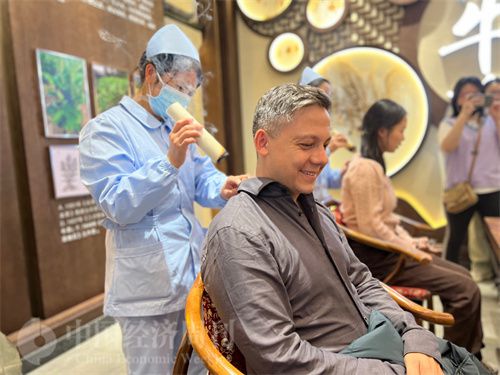   （外媒記者體驗(yàn)艾灸。中國經(jīng)濟(jì)周刊記者 郭志強(qiáng) 攝）