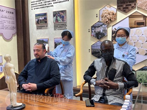   （外媒記者爭(zhēng)先恐后體驗(yàn)艾灸，直呼神奇。中國經(jīng)濟(jì)周刊記者 郭志強(qiáng) 攝）