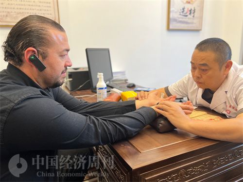   （外媒記者走進(jìn)中醫(yī)堂，問診中醫(yī)名師。中國經(jīng)濟(jì)周刊記者 郭志強(qiáng)攝）