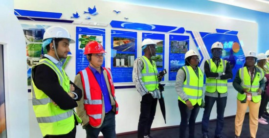   2023“一帶一路”媒體合作論壇聯(lián)合采訪團(tuán)走進(jìn)江西公司新余市綜合智慧零碳電廠展廳。（本報(bào)記者 周歡攝）