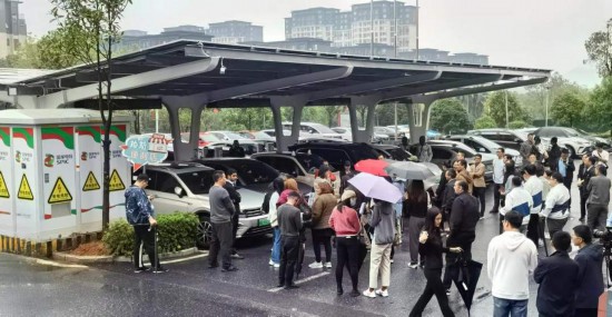   2023“一帶一路”媒體合作論壇聯(lián)合采訪團(tuán)參觀新余市分宜縣行政服務(wù)中心“光儲(chǔ)充放檢”項(xiàng)目。（受訪者供圖）