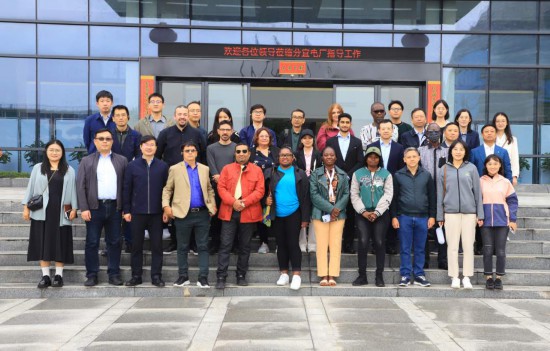   2023“一帶一路”媒體合作論壇聯(lián)合采訪團(tuán)參觀國(guó)家電投江西公司新余市綜合智慧零碳電廠。（受訪者供圖）