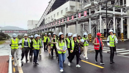   2023“一帶一路”媒體合作論壇聯(lián)合采訪團(tuán)走進(jìn)國(guó)家電投江西公司分宜電廠廠區(qū)。（本報(bào)記者 周歡攝）