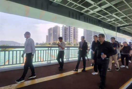 　　10月24日，2023“一帶一路”媒體合作論壇聯(lián)合采訪團(tuán)團(tuán)員走在清水塘大橋景觀通道上。本報(bào)記者 常雯宜攝