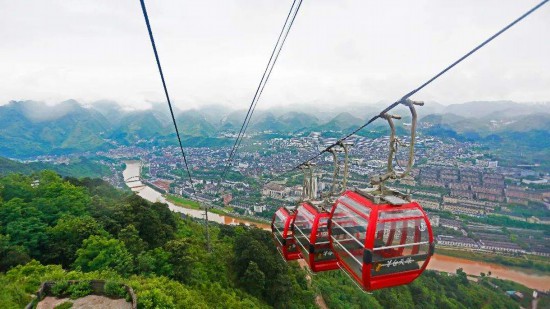 　　在纜車上俯瞰赤水河及茅臺鎮(zhèn)風(fēng)景。資料圖片