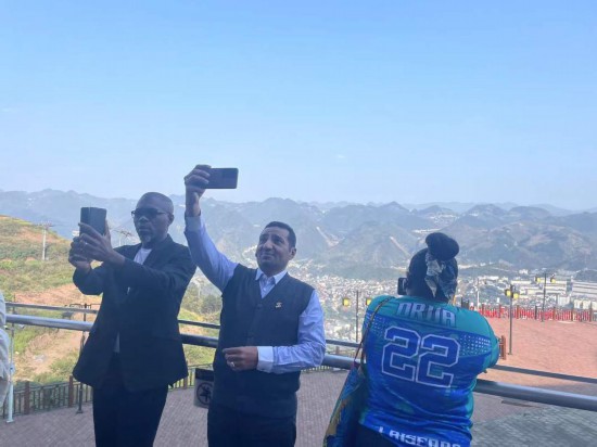 　　外媒記者在天釀景區(qū)拍照留念。本報記者葉子攝