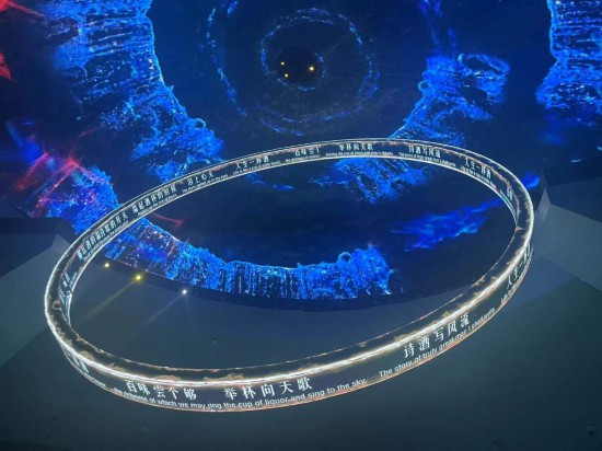 　　《天釀》演出中，屏幕上展示的歌詞。本報記者葉子攝