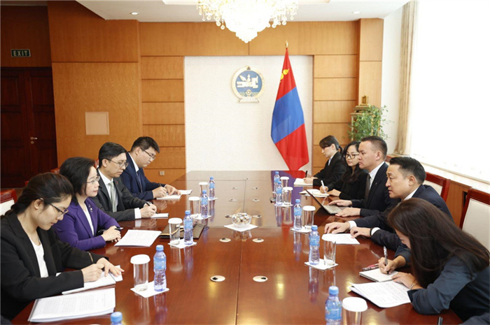 10月31日，中國駐蒙古國大使沈敏娟到任拜會蒙政府辦公廳主任兼蒙古人民黨總書記阿瑪爾巴伊斯格楞。中國駐蒙古使館供圖