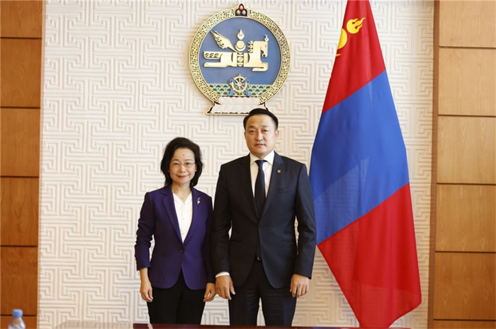 10月31日，中國駐蒙古國大使沈敏娟到任拜會蒙政府辦公廳主任兼蒙古人民黨總書記阿瑪爾巴伊斯格楞（右）。中國駐蒙古使館供圖