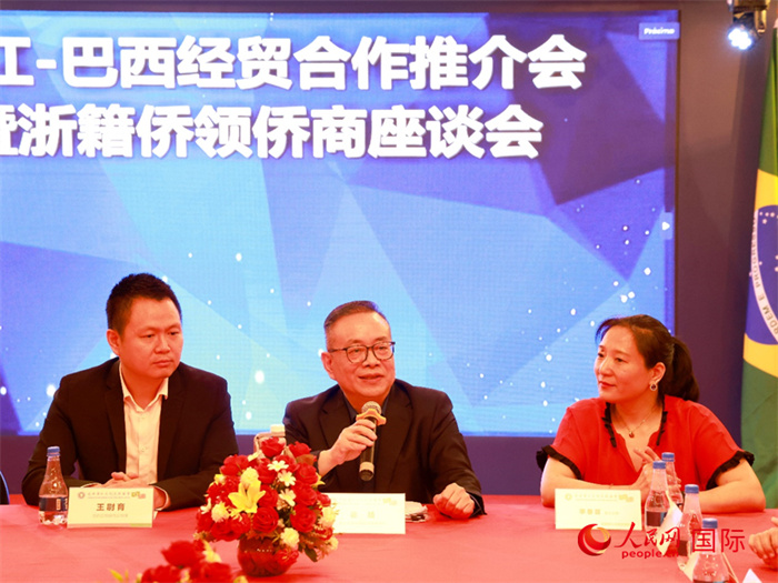 浙江海外聯(lián)誼會常務(wù)副會長徐旭（中）和與會僑領(lǐng)僑商座談。人民網(wǎng)記者 陳海琪攝