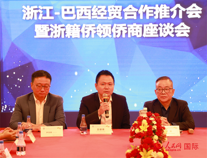 中國駐里約代總領(lǐng)事王尉育（中）在活動中致辭。人民網(wǎng)記者 陳海琪攝