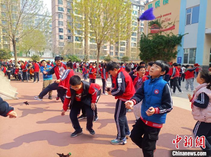 資料圖：小學(xué)生在大課間踢毽子。黃建 攝