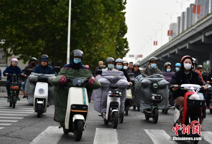 11月3日，河北石家莊迎降溫天氣，市民“捂”裝出行。 <a target='_blank' href='/'><p  align=