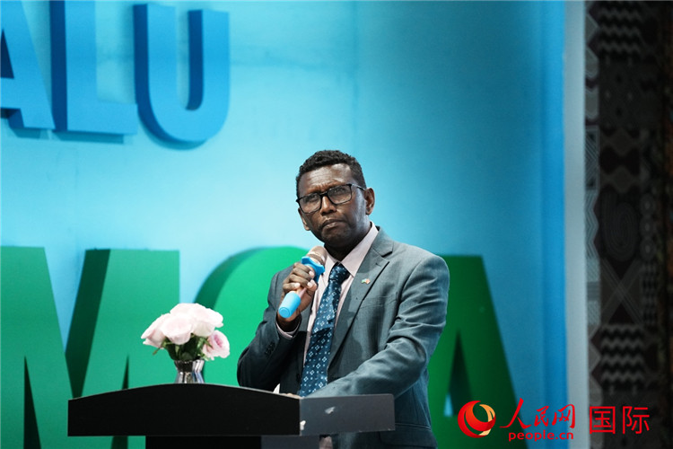 所羅門群島總理代表吉姆森·菲奧·塔南噶達發(fā)表致辭。人民網(wǎng) 彭昱凱攝