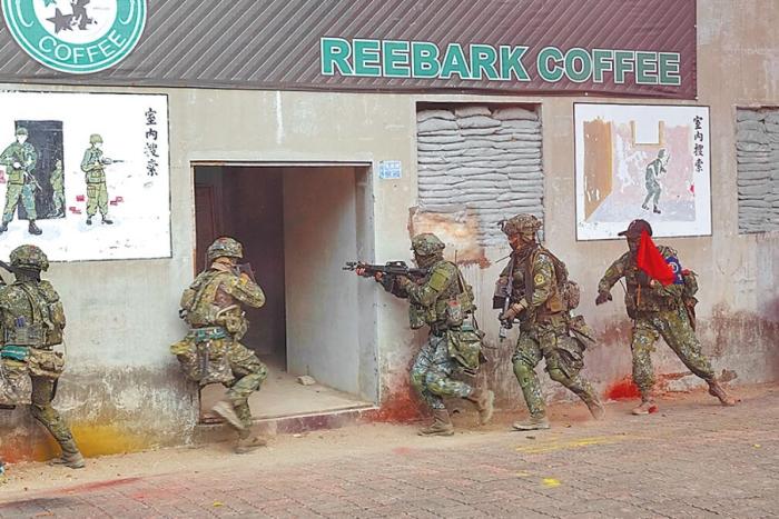 圖為2022年臺陸軍步訓部學員模擬城鎮(zhèn)戰(zhàn)。圖片來源：臺灣《中國時報》。