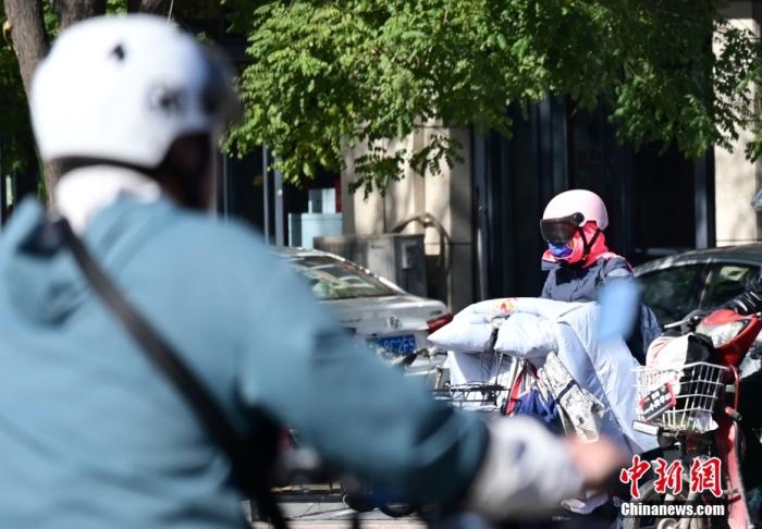 石家莊街頭，市民紛紛穿上厚厚的外套“捂”裝前行。 <a target='_blank' href='/'><p  align=