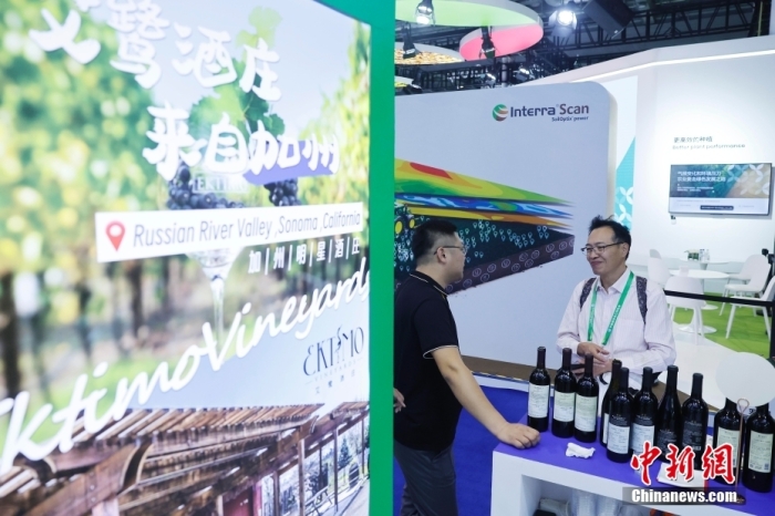 11月6日，參觀者與展臺工作人員交流。當(dāng)日，第六屆中國國際進(jìn)口博覽會在國家會展中心(上海)舉行。據(jù)上海美國商會官網(wǎng)消息，為進(jìn)一步加強(qiáng)中美經(jīng)貿(mào)聯(lián)系，上海美國商會與美國農(nóng)業(yè)部合作參展2023年第六屆中國國際進(jìn)口博覽會。今年是美國政府首次設(shè)立官方展館。<a target='_blank' href='/'><p  align=