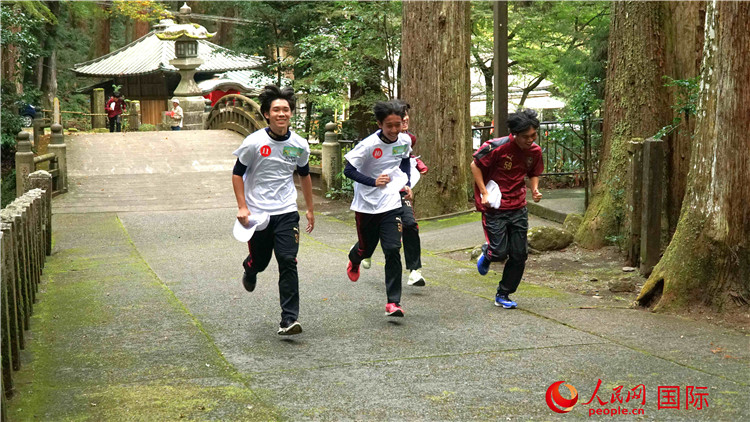 中日青少年在百年古剎里奔跑，揮灑青春的汗水。人民網(wǎng) 蔣曉辰攝