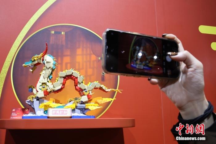 第六屆中國國際進(jìn)口博覽會舉行，消費(fèi)品展區(qū)展出以生肖龍為題材的中國元素產(chǎn)品。<a target='_blank' href='/'><p  align=