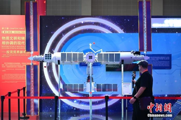 11月5日，觀眾在進(jìn)博會中國館參觀拍攝中國空間站模型。<a target='_blank' href='/'><p  align=