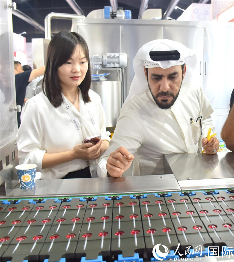 阿方展商在查看中企產(chǎn)品。人民網(wǎng)塔里克·易卜拉欣攝