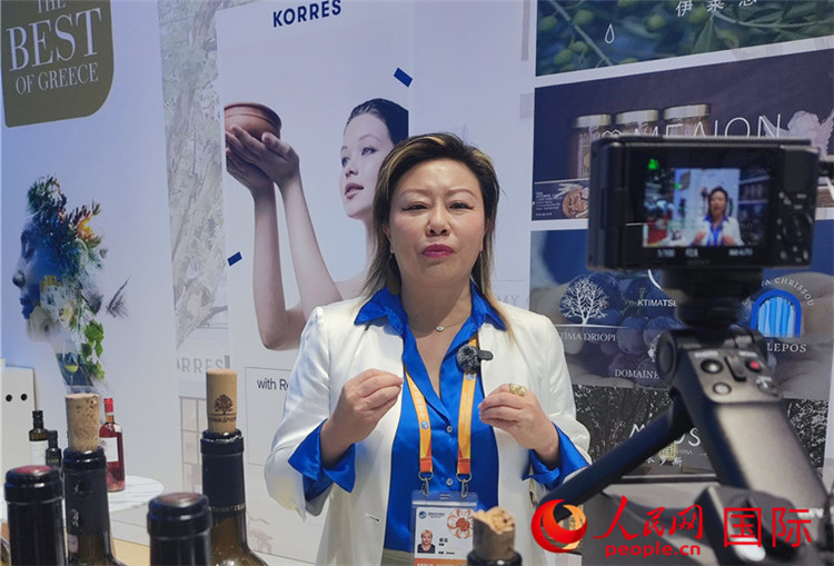 希華集團(tuán)聯(lián)合創(chuàng)始人兼總裁索菲亞女士接受采訪。人民網(wǎng) 殷韜攝