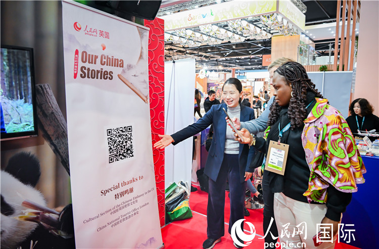 觀眾掃碼《我們的中國(guó)故事》系列視頻。人民網(wǎng) 郭錦標(biāo)攝