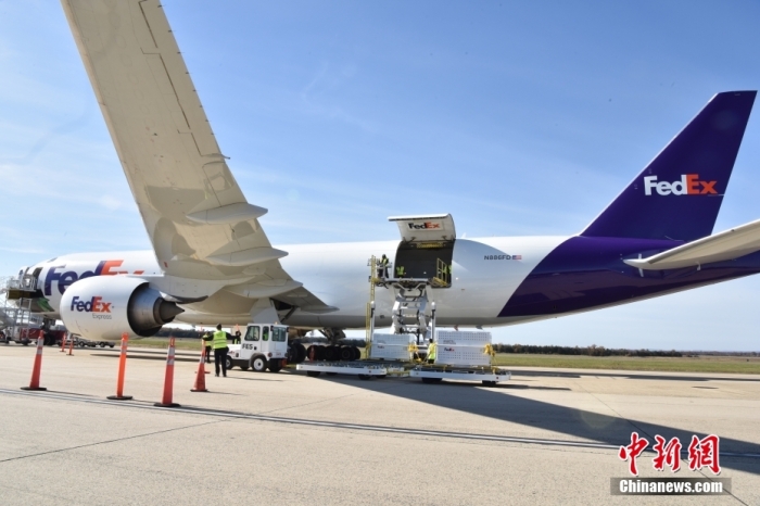 當(dāng)?shù)貢r(shí)間11月8日，美國(guó)華盛頓史密森學(xué)會(huì)國(guó)家動(dòng)物園的大熊貓“美香”“添添”和它們的幼崽“小奇跡”乘坐的專機(jī)從華盛頓杜勒斯國(guó)際機(jī)場(chǎng)起飛前往中國(guó)成都。圖為裝有大熊貓的特制“旅行箱”正在運(yùn)上專機(jī)。<a target='_blank' href='/'><p  align=