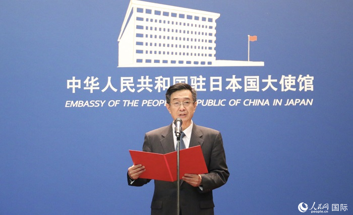 中國駐日本大使館教育處公使銜參贊杜柯偉宣讀獲獎人員名單。人民網(wǎng) 許可攝