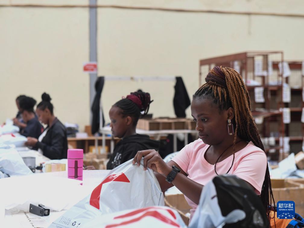 11月10日，在肯尼亞姆洛隆戈，Kilimall員工在倉庫內(nèi)包裝商品。新華社記者 李亞輝 攝