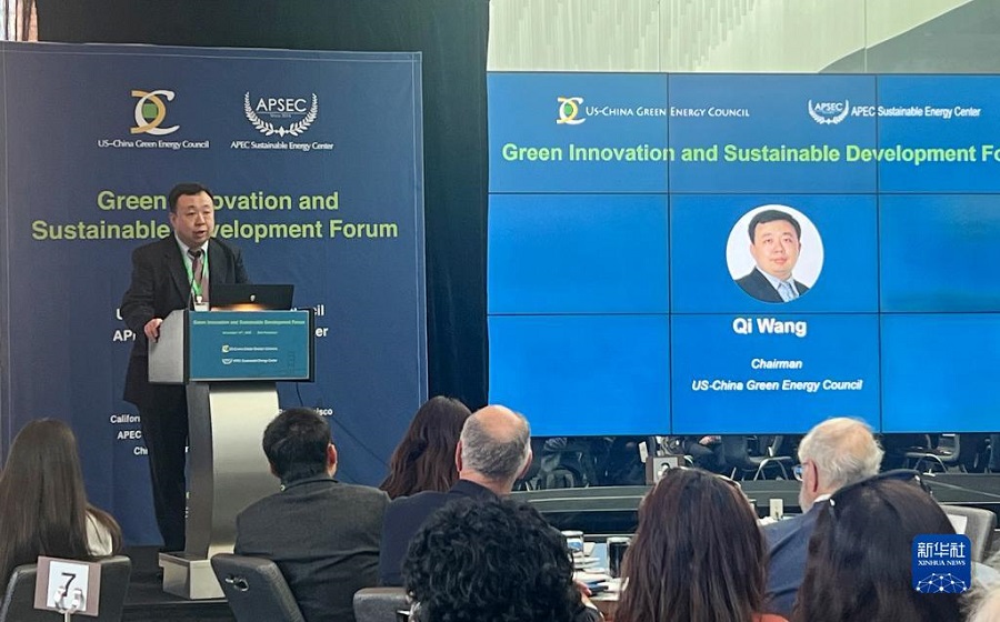 11月13日，美中綠色能源促進(jìn)會會長王麒在舊金山舉行的“綠色創(chuàng)新與可持續(xù)發(fā)展論壇”上發(fā)言。新華社記者 譚晶晶 攝