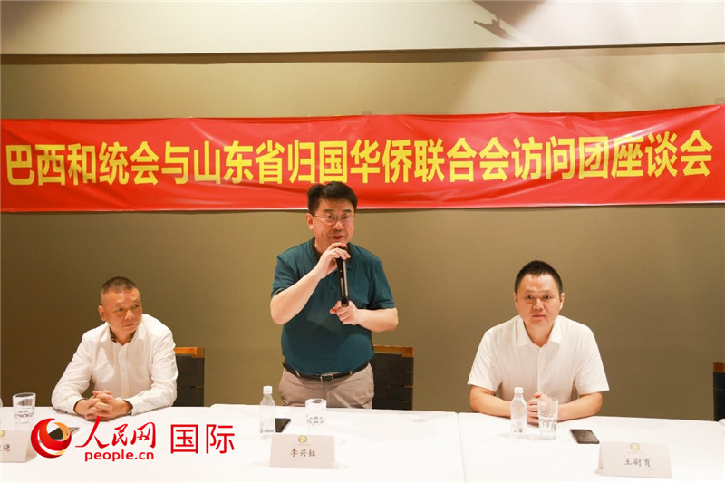 中國僑聯(lián)副主席、山東省僑聯(lián)主席李興鈺（中）在座談會上致辭。人民網(wǎng)記者 陳海琪攝