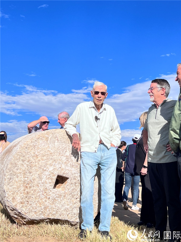 103歲的飛虎隊(duì)老兵哈里·莫耶在云南昆明呈貢機(jī)場舊址的石碾前留影。人民網(wǎng) 趙瞳攝