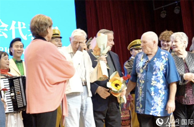 哈里·莫耶和代表團(tuán)其他成員訪問昆明外國語學(xué)校，觀看講述飛虎隊(duì)開辟駝峰航線故事的音樂劇《翠堤長虹》，并與學(xué)校師生合唱《友誼地久天長》。人民網(wǎng) 趙瞳攝