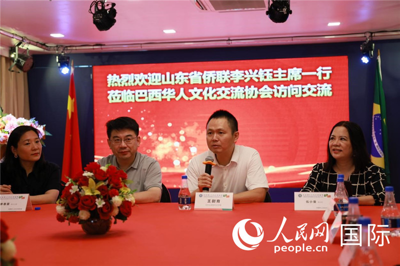 中國駐里約熱內(nèi)盧副總領事王尉育（右二）發(fā)表致辭。人民網(wǎng)記者宋亦然攝