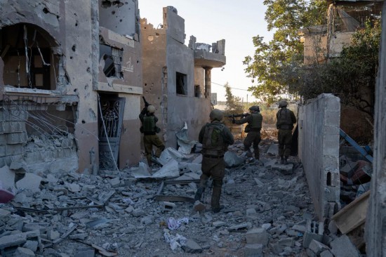 這張以色列國(guó)防軍11月12日發(fā)布的照片顯示，以軍地面部隊(duì)在加沙地帶北部開展軍事行動(dòng)。新華社發(fā)