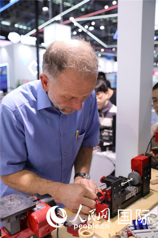 第25屆中國國際高新技術(shù)成果交易會15日在深圳開幕，圖為展商現(xiàn)場演示精密加工工具。人民網(wǎng)記者 魯揚攝