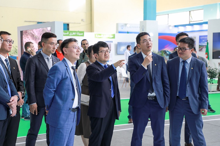 中國(guó)駐阿爾及利亞大使李健(右三)視察中國(guó)建筑展位 中國(guó)建筑供圖