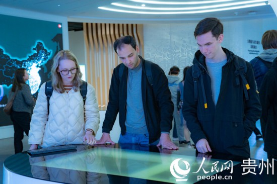 在國家大數(shù)據(jù)（貴州）綜合試驗區(qū)交流體驗中心，歐亞國家記者體驗貴州大數(shù)據(jù)應用場景。人民網(wǎng) 陽茜攝