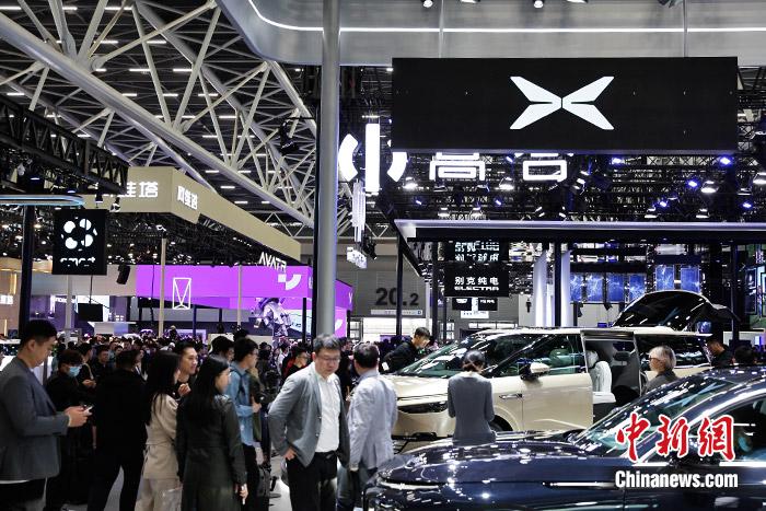 11月17日，廣州車展展館人流如織。中新財經(jīng)記者 葛成 攝