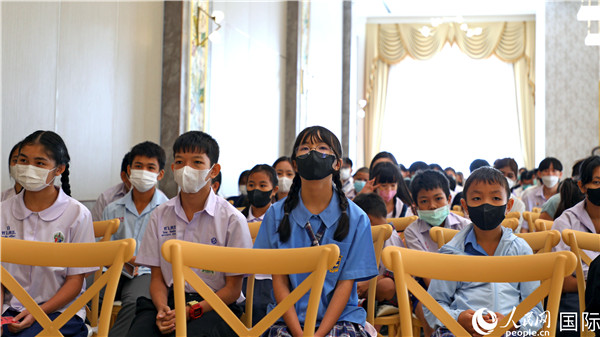 圖為獎(jiǎng)助學(xué)金頒發(fā)現(xiàn)場(chǎng)。人民網(wǎng)記者 白元琪攝