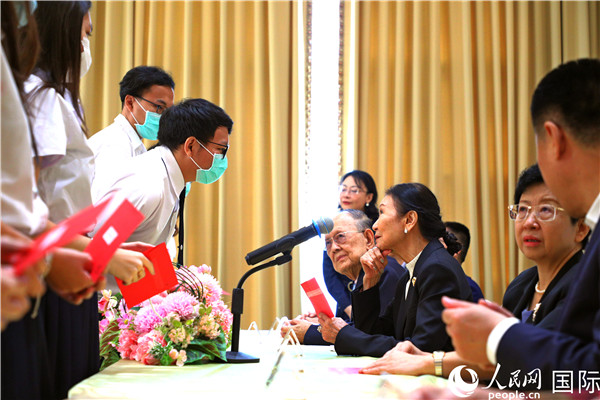 圖為獎(jiǎng)助學(xué)金頒發(fā)現(xiàn)場(chǎng)。人民網(wǎng)記者 白元琪攝