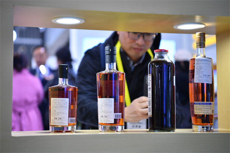 11月16日，觀眾在第七屆絲博會上參觀阿塞拜疆展位上的酒水產(chǎn)品。新華社記者 邵瑞 攝