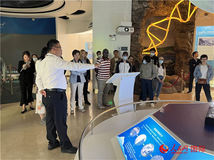 中外記者在深圳大鵬半島國家地質(zhì)公園博物館參觀。人民網(wǎng)記者 陳思攝