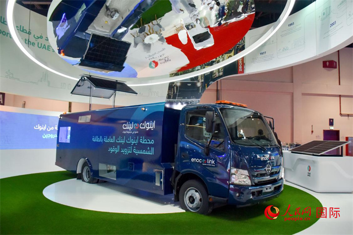 阿聯(lián)酋國家石油公司發(fā)布的電動運油卡車。該卡車用光伏板和電池驅(qū)動，但主要目的是輸送汽油。   人民網(wǎng) 塔里克·易卜拉欣攝