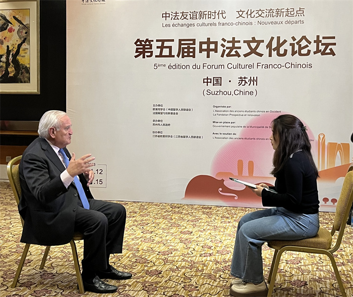 法國前總理、法國展望與創(chuàng)新基金會主席讓-皮埃爾·拉法蘭接受人民網(wǎng)的采訪。（國際在線供圖）